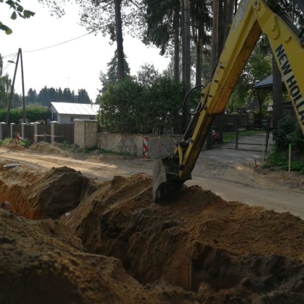 Rakšanas darbi, komunikāciju izbūve, gāzes pieslēgums.